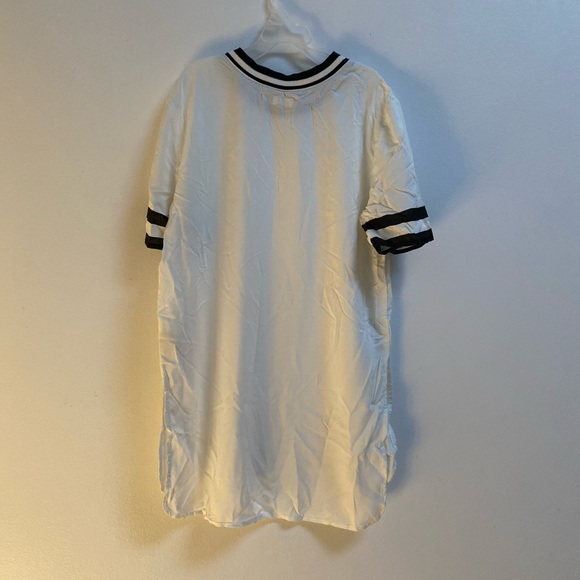 Hollister White Long Line Varsity Tee - Picture 4 of 5